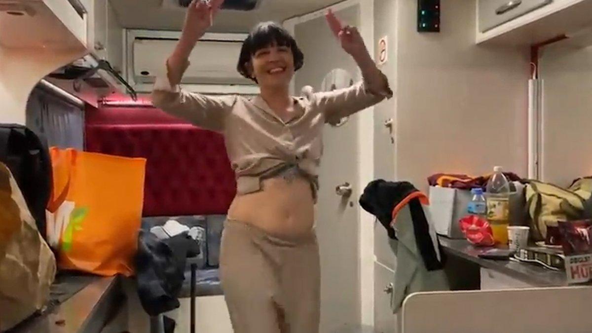 Gonca Vuslateri karavanda göbek attı