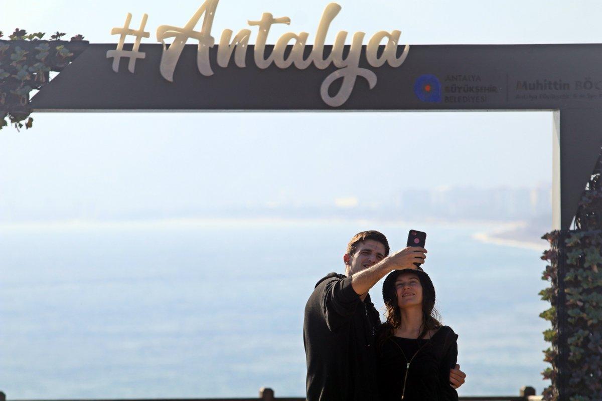 Antalya'da sağanak beklenirken güneş açınca sahiller doldu