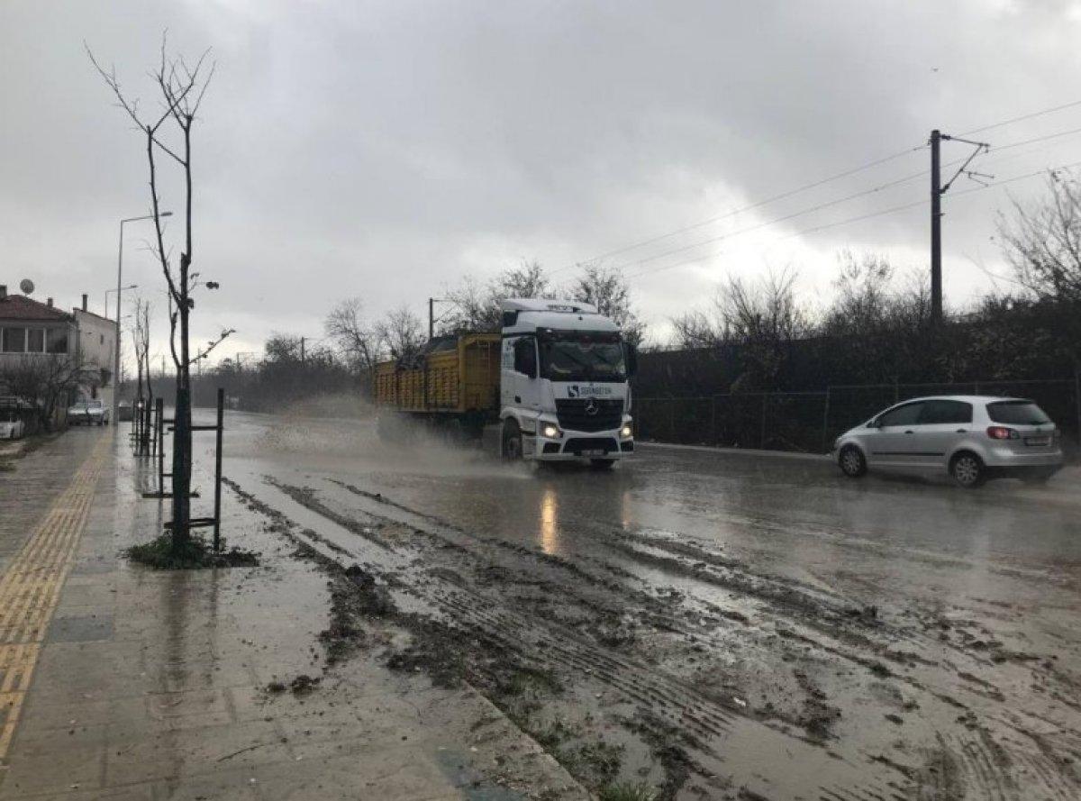 Edirne'de sağanak yağmur sonrası yollar göle döndü