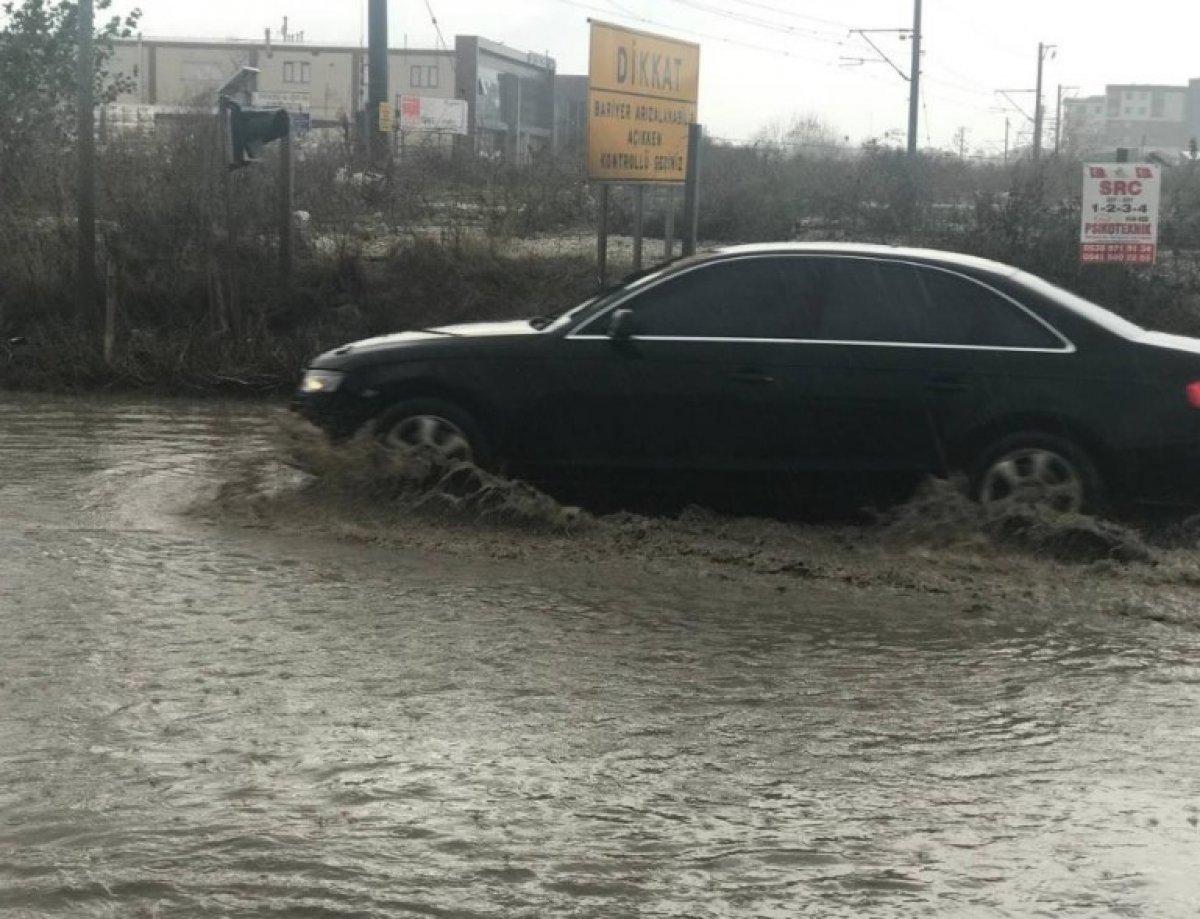 Edirne'de sağanak yağmur sonrası yollar göle döndü