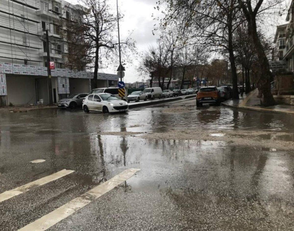 Edirne'de sağanak yağmur sonrası yollar göle döndü