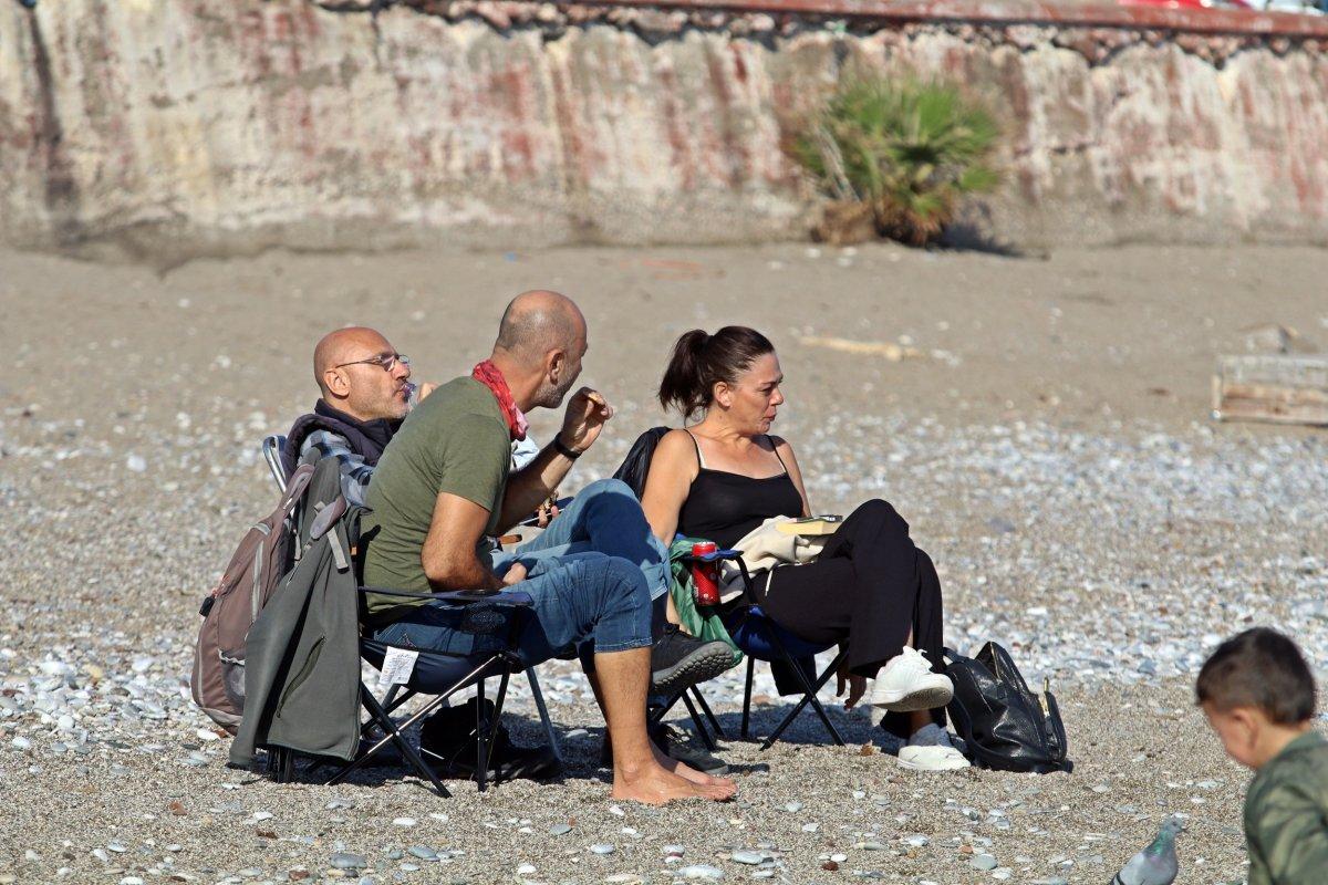 Antalya'da sağanak beklenirken güneş açınca sahiller doldu