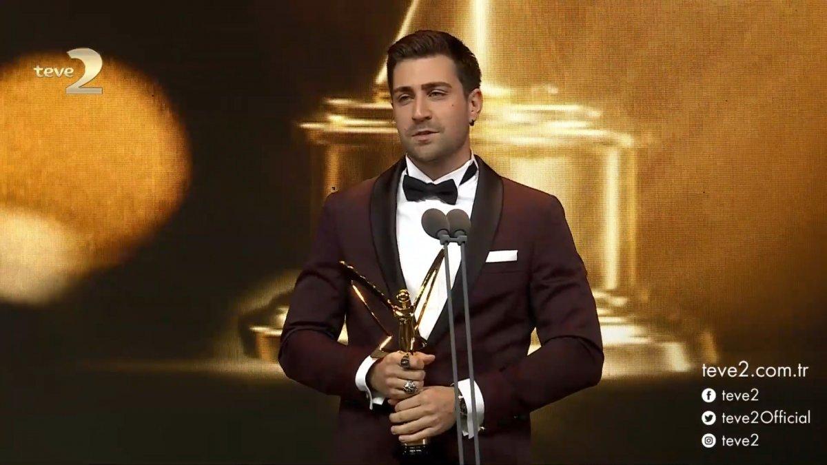 TRT oyuncularından ödül töreninde siyasi göndermeler