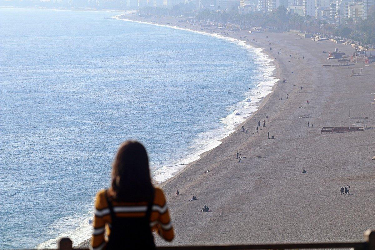 Antalya'da sağanak beklenirken güneş açınca sahiller doldu