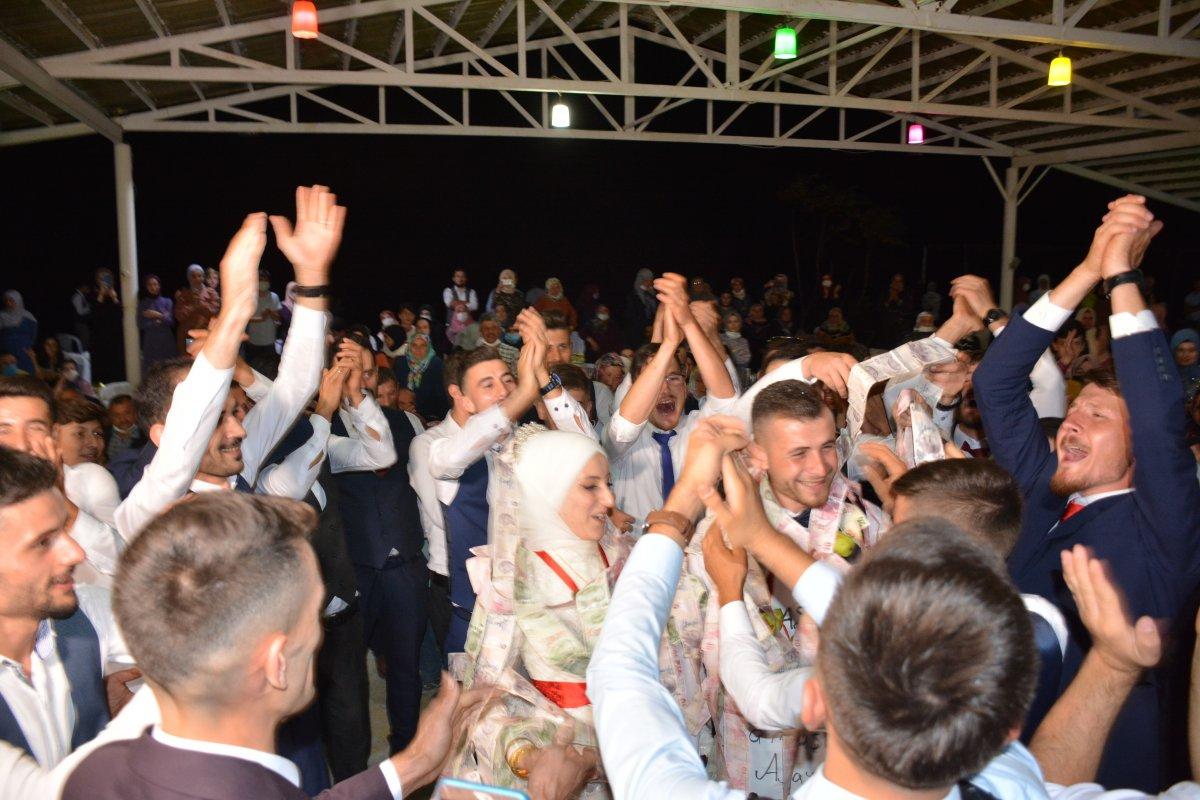 Kastamonu’da, düğünde 75 metre uzunluğunda para takıldı