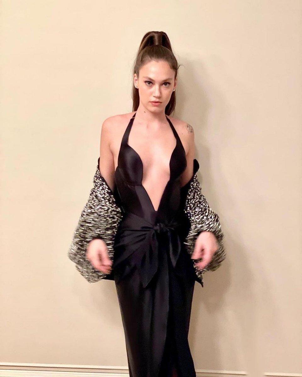 Melisa Şenolsun, dekolte yarışında