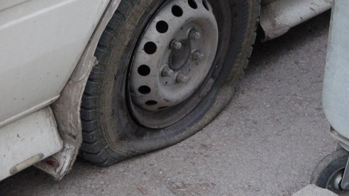 Çorum’da, park halindeki 15 aracın lastikleri kesildi