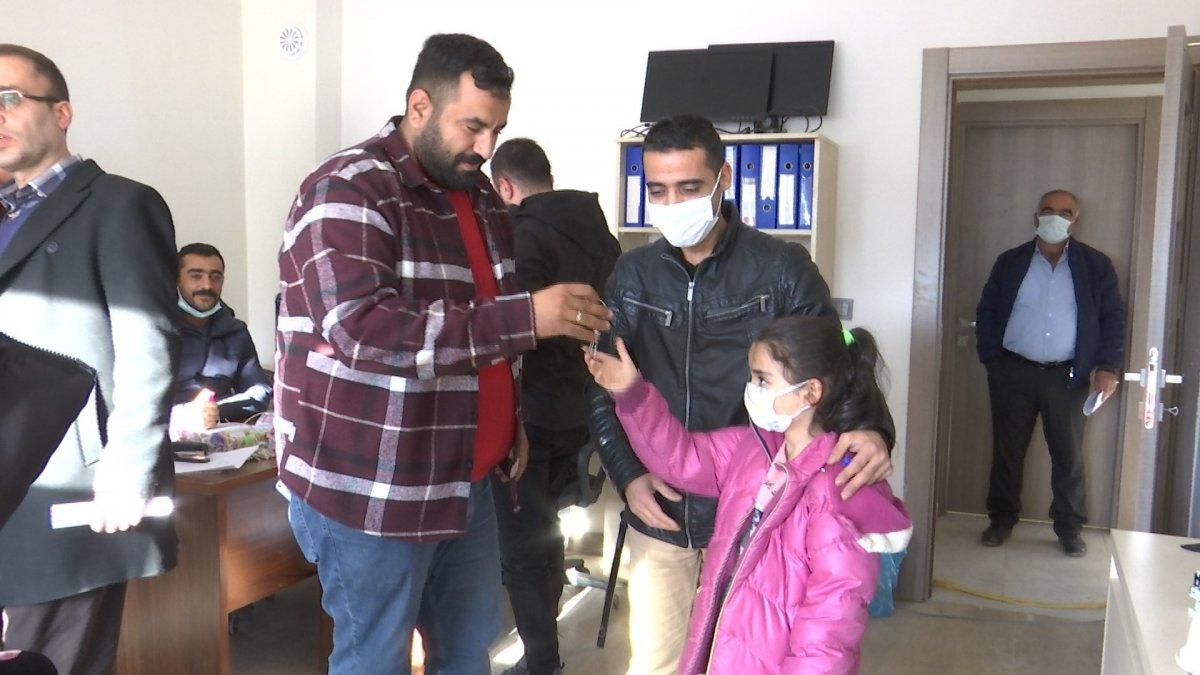 Elazığ'daki depremzedeler, konutlarının anahtarlarını aldı