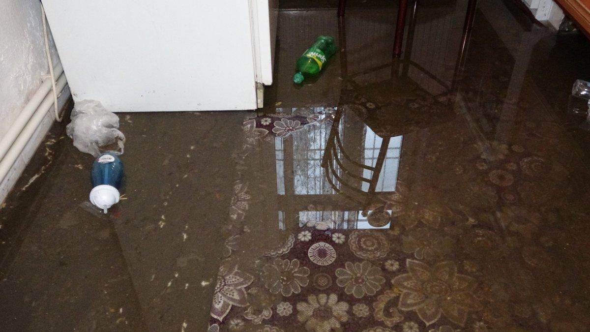 Isparta’da 2 çocuklu çiftin evi göle döndü