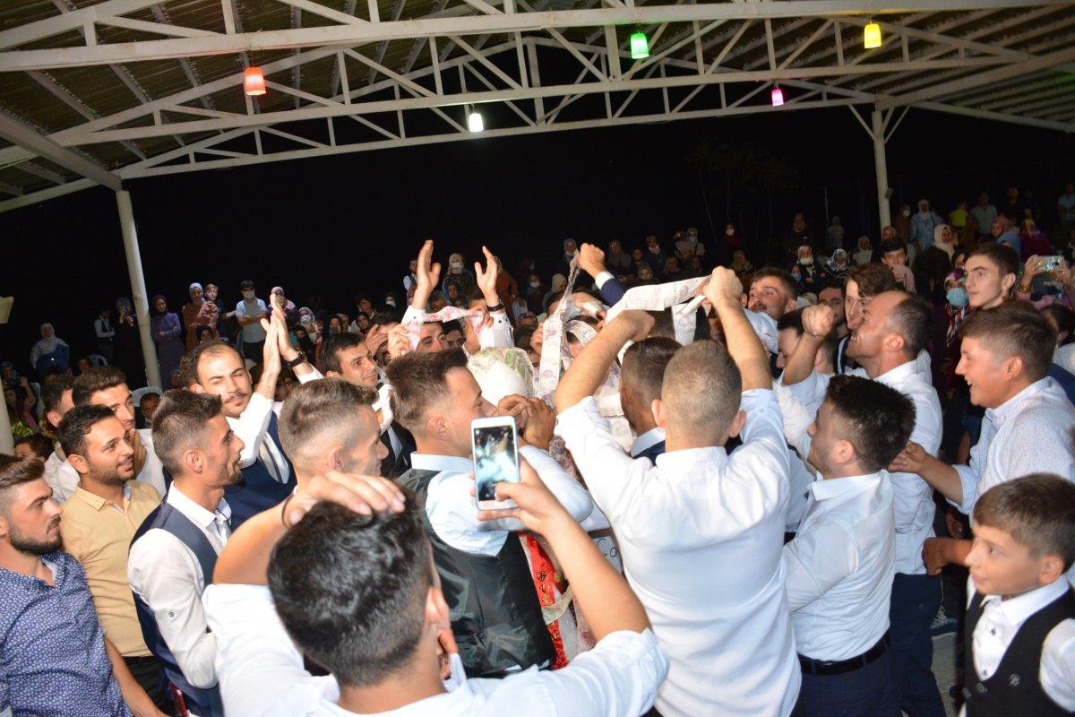 Kastamonu’da, düğünde 75 metre uzunluğunda para takıldı