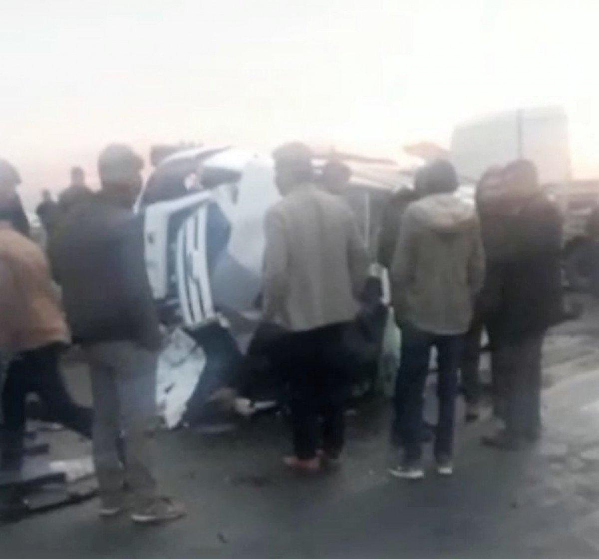 Diyarbakır'da öğrenci servisiyle kamyonet çarpıştı: 15 yaralı