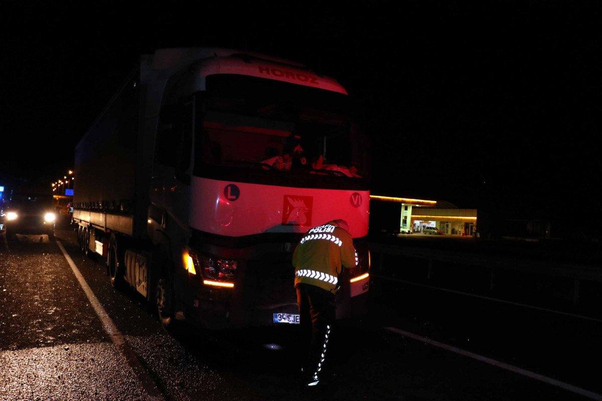 Kayseri'de tır, geri manevra yapan araca vurdu: 2 ölü, 1 yaralı