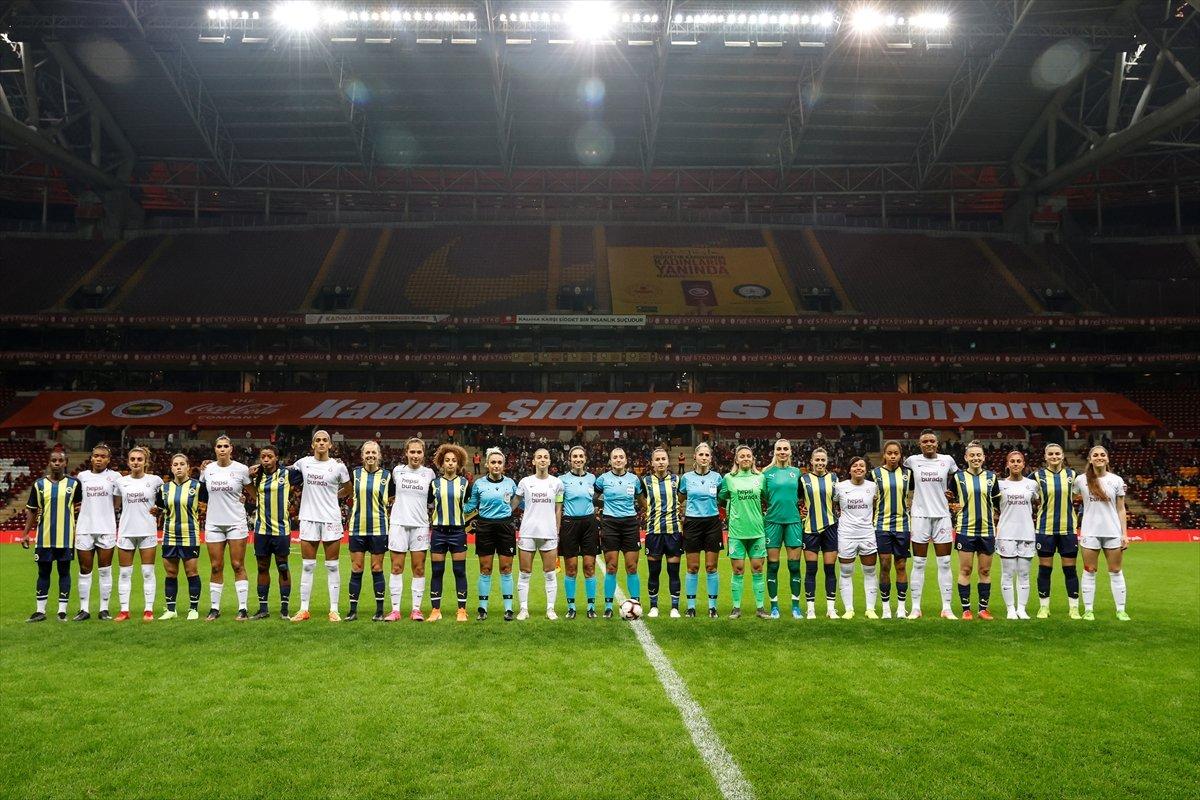 Kadın futbol maçında Fenerbahçe, Galatasaray'a fark attı