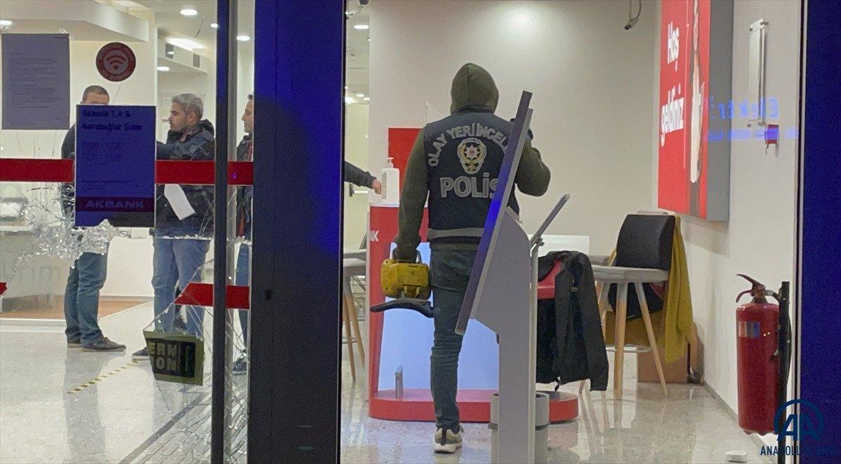 İzmir'de bankaya girip 4 tablet çaldı 