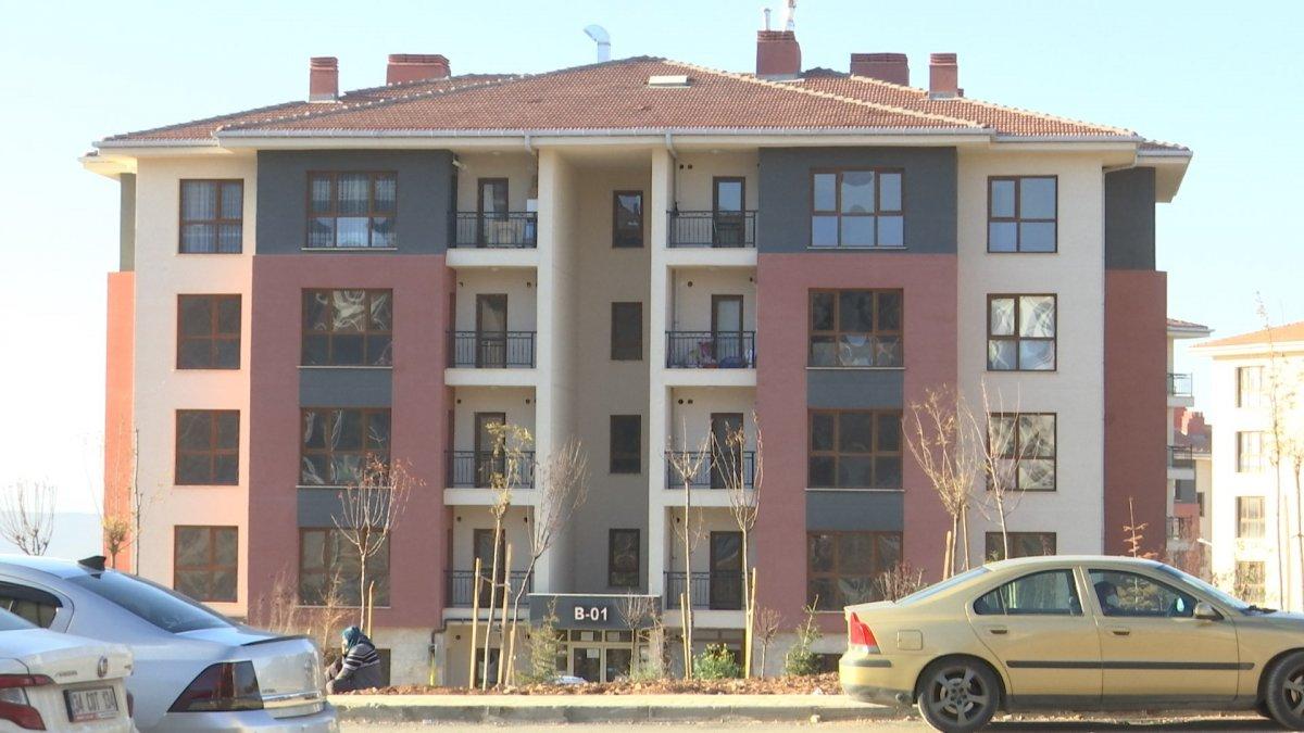 Elazığ'daki depremzedeler, konutlarının anahtarlarını aldı