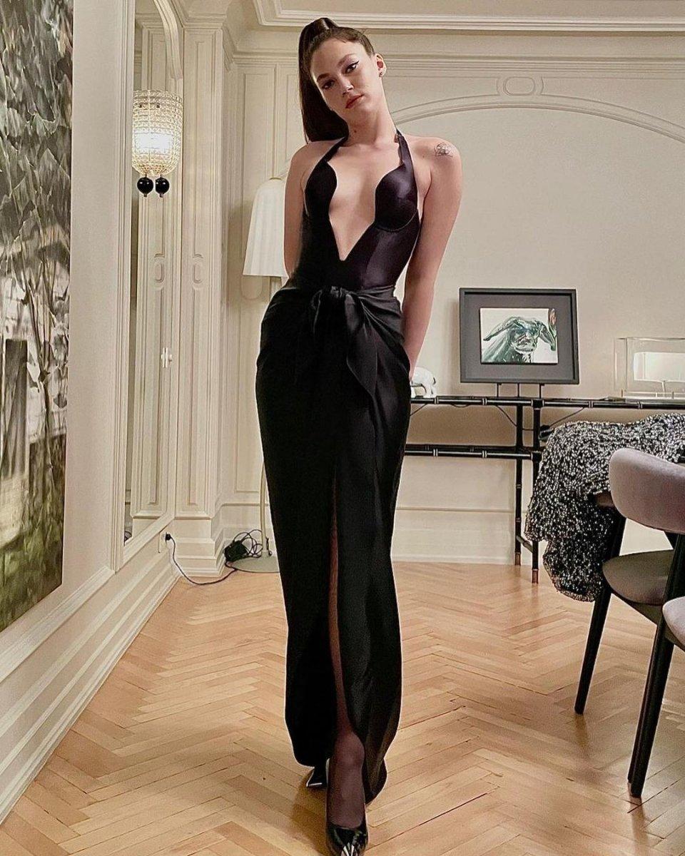 Melisa Şenolsun, dekolte yarışında