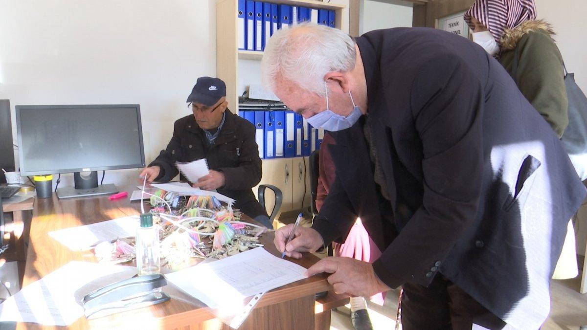 Elazığ'daki depremzedeler, konutlarının anahtarlarını aldı