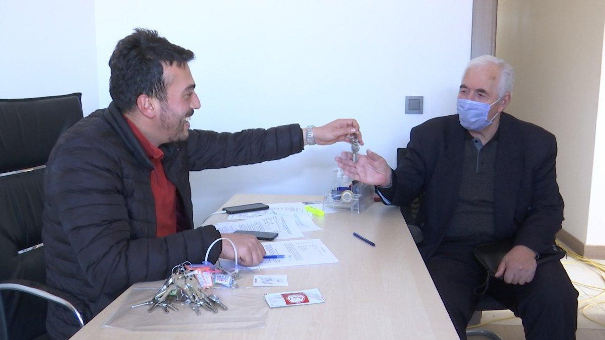 Elazığ'daki depremzedeler, konutlarının anahtarlarını aldı