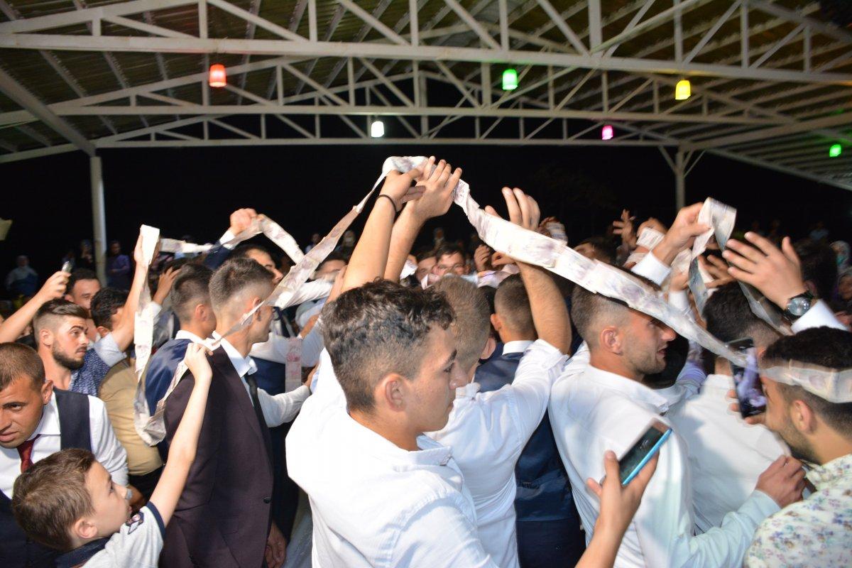 Kastamonu’da, düğünde 75 metre uzunluğunda para takıldı