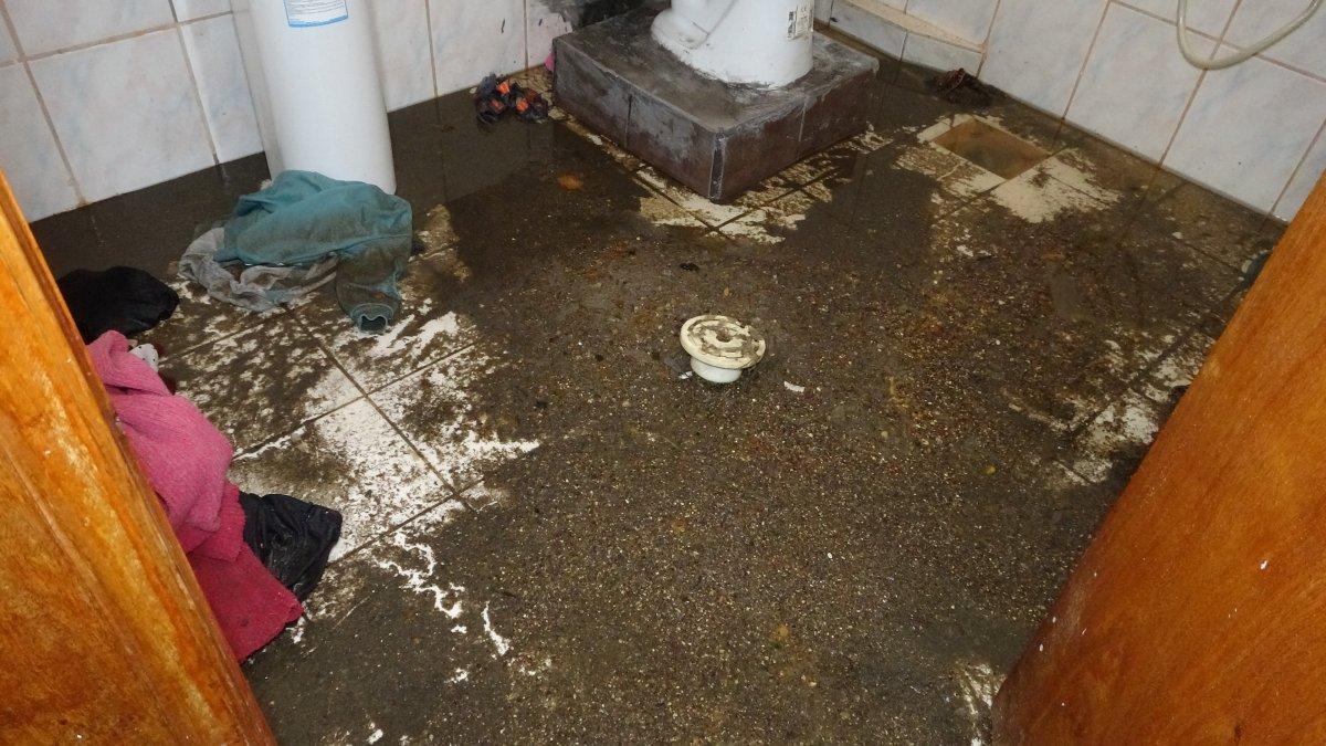 Isparta’da 2 çocuklu çiftin evi göle döndü