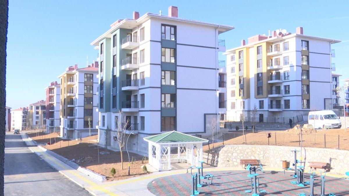 Elazığ'daki depremzedeler, konutlarının anahtarlarını aldı