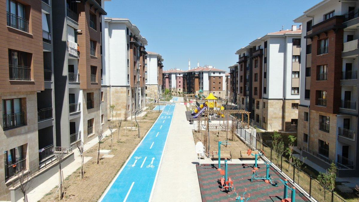 Elazığ'daki depremzedeler, konutlarının anahtarlarını aldı