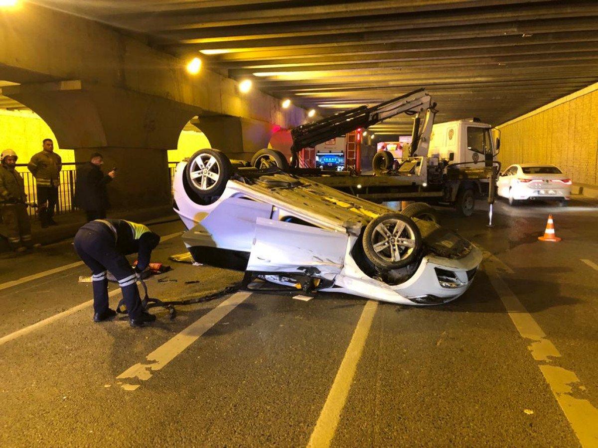 Zeytinburnu'nda kaza yapan otomobilin sürücüsü olay yerinden kaçtı