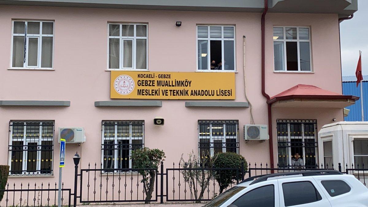 Gebze'de yolun karşısına geçmek isteyen 3 liseli bıçaklandı