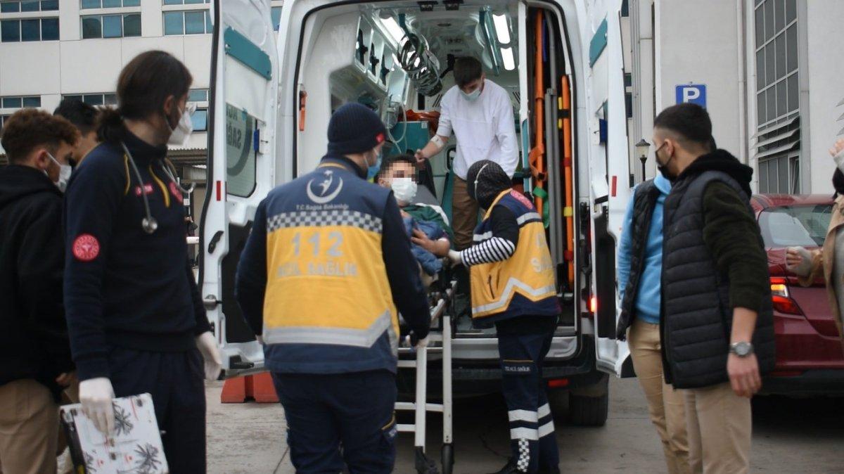 Gebze'de yolun karşısına geçmek isteyen 3 liseli bıçaklandı