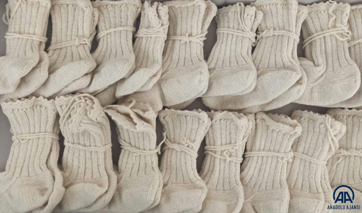 Kütahyalı Halime Nine ördüğü yün çorapları Mehmetçik'e teslim etti