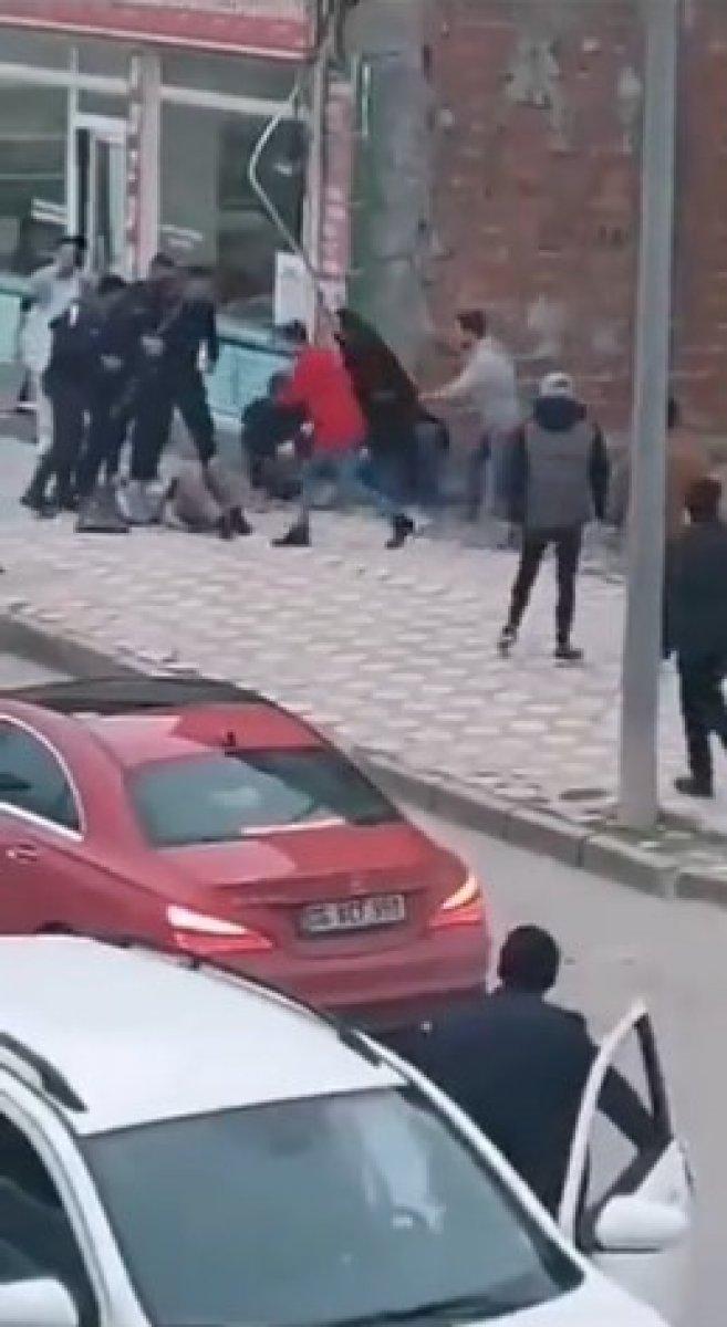 Sivas'ta bir kadın, eski kocası tarafından cadde ortasında bıçaklandı