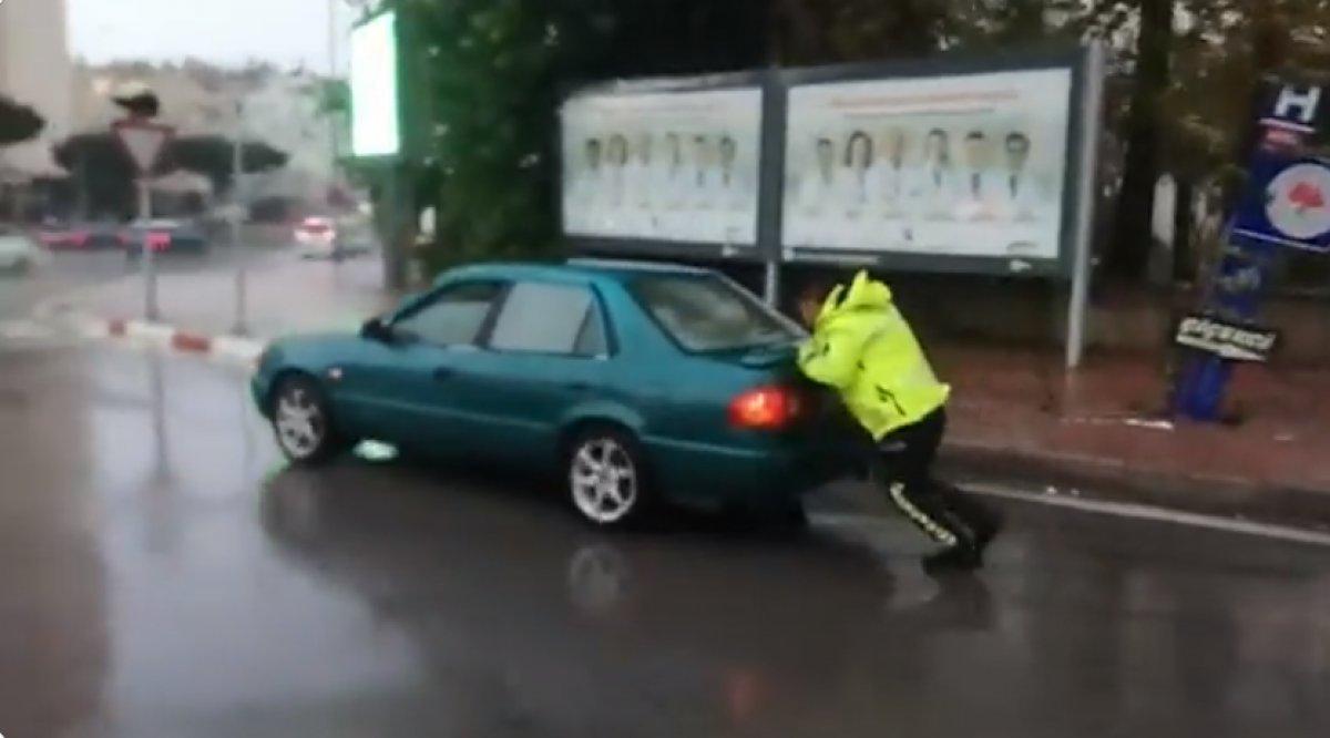Antalya'da polis, yolda kalan sürücünün aracını itti