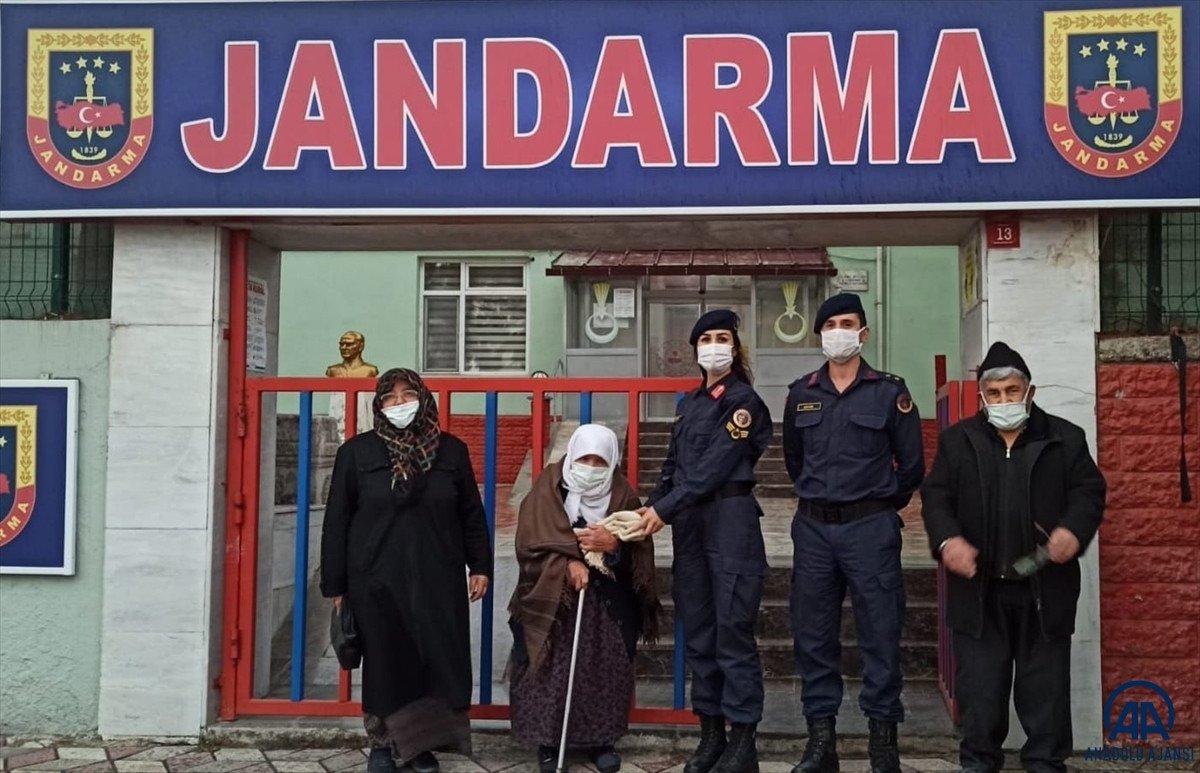 Kütahyalı Halime Nine ördüğü yün çorapları Mehmetçik'e teslim etti