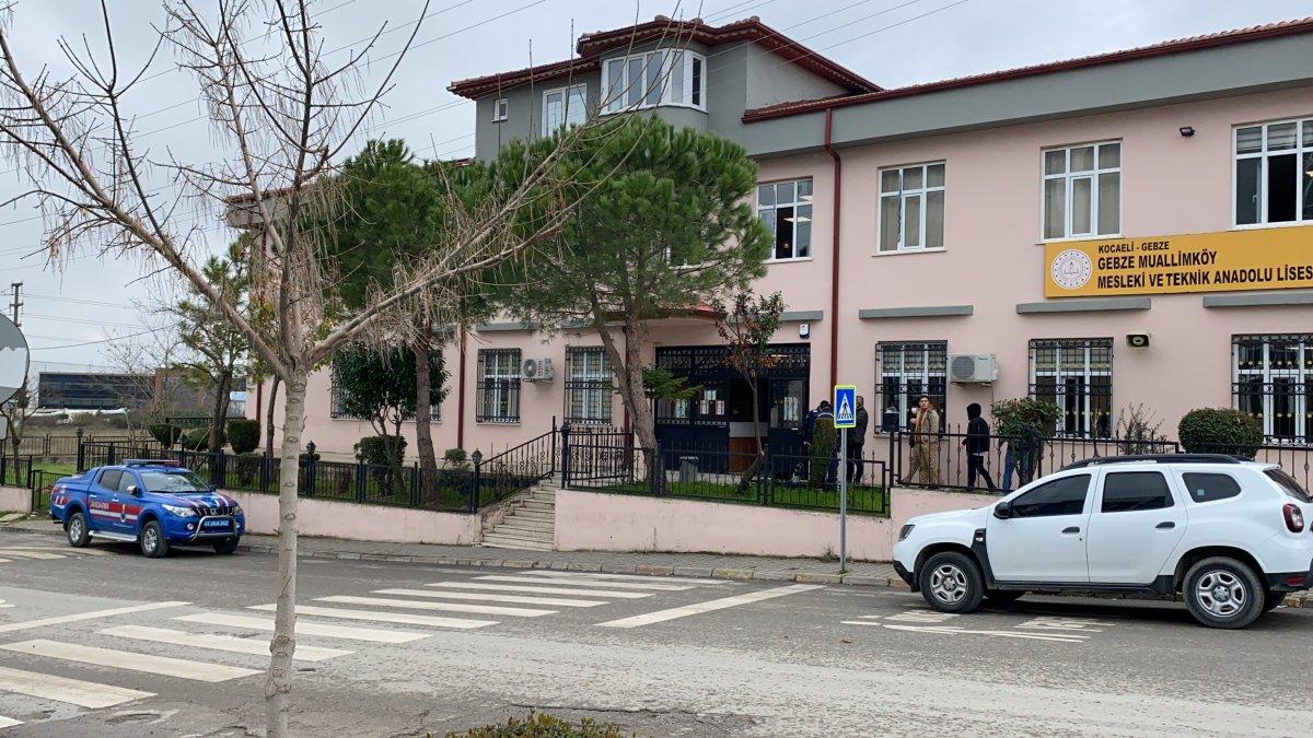 Gebze'de yolun karşısına geçmek isteyen 3 liseli bıçaklandı