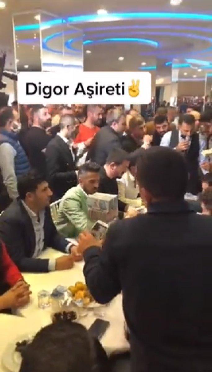 Aşiret düğününde yapılan takı töreni, görenleri hayrete düşürdü