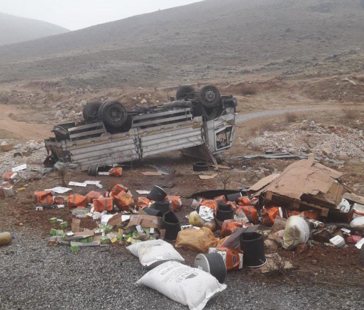 Malatya’da kontrolden çıkan kamyonet takla attı