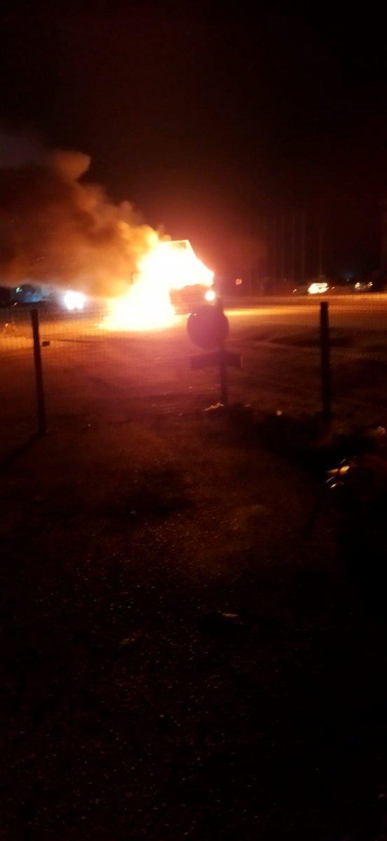 Ankara'da seyir halindeki kamyonet alev aldı