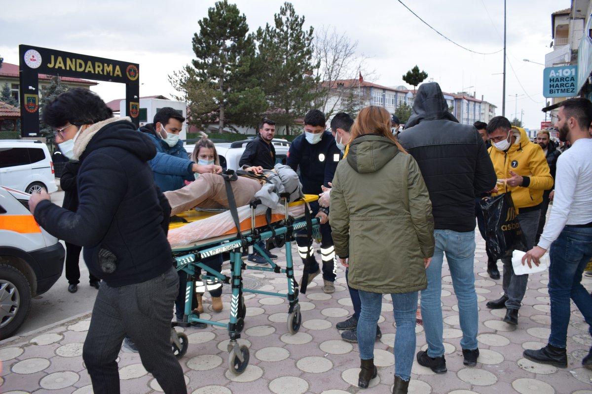 Sivas'ta bıçaklanan kadını ölümden jandarma kurtardı
