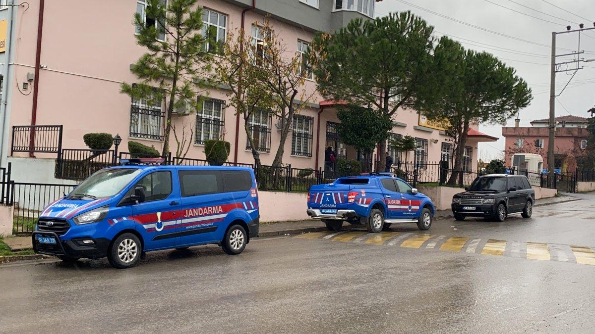 Gebze'de yolun karşısına geçmek isteyen 3 liseli bıçaklandı