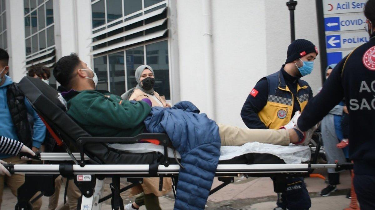 Gebze'de yolun karşısına geçmek isteyen 3 liseli bıçaklandı