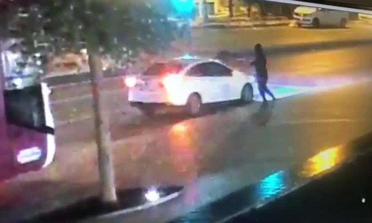 Beyoğlu’nda trafik ışıklarında silahlı saldırı kamerada