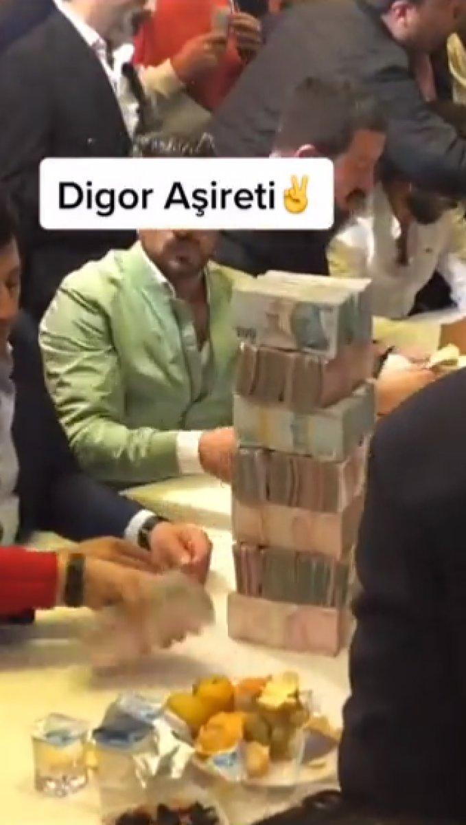 Aşiret düğününde yapılan takı töreni, görenleri hayrete düşürdü