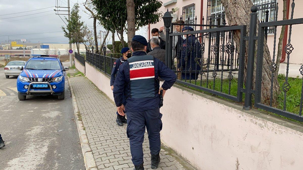 Gebze'de yolun karşısına geçmek isteyen 3 liseli bıçaklandı