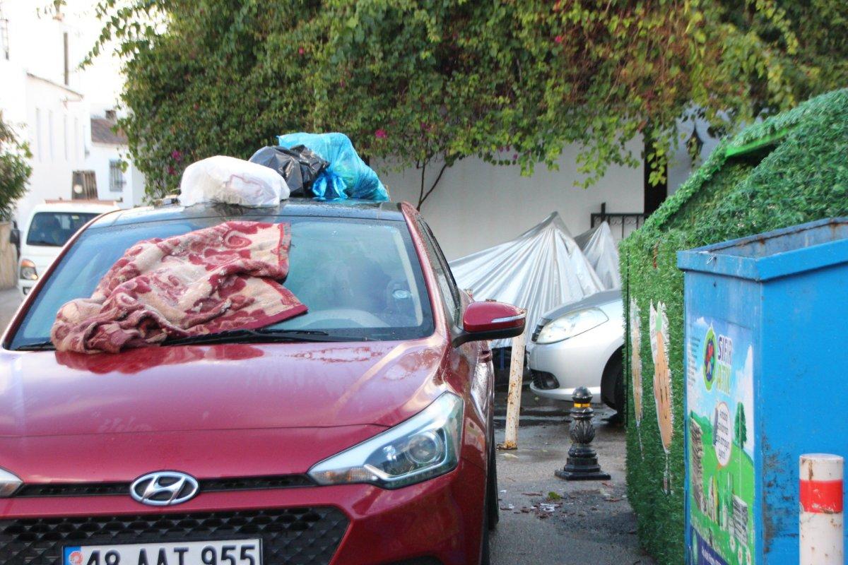 Muğla'da otomobil çöpe dönüştürüldü