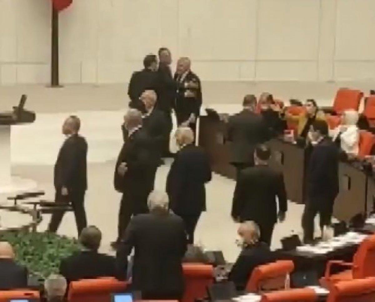 Meclis'te el hareketi ve küfür gerginliği