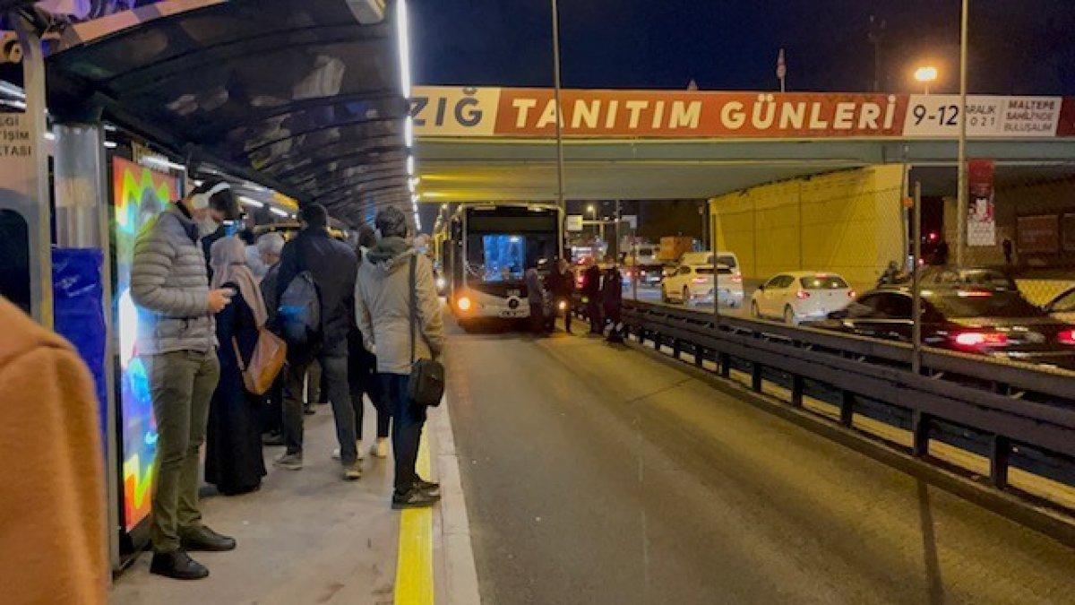 İstanbul'daki metrobüs durağında kuyruklar oluştu