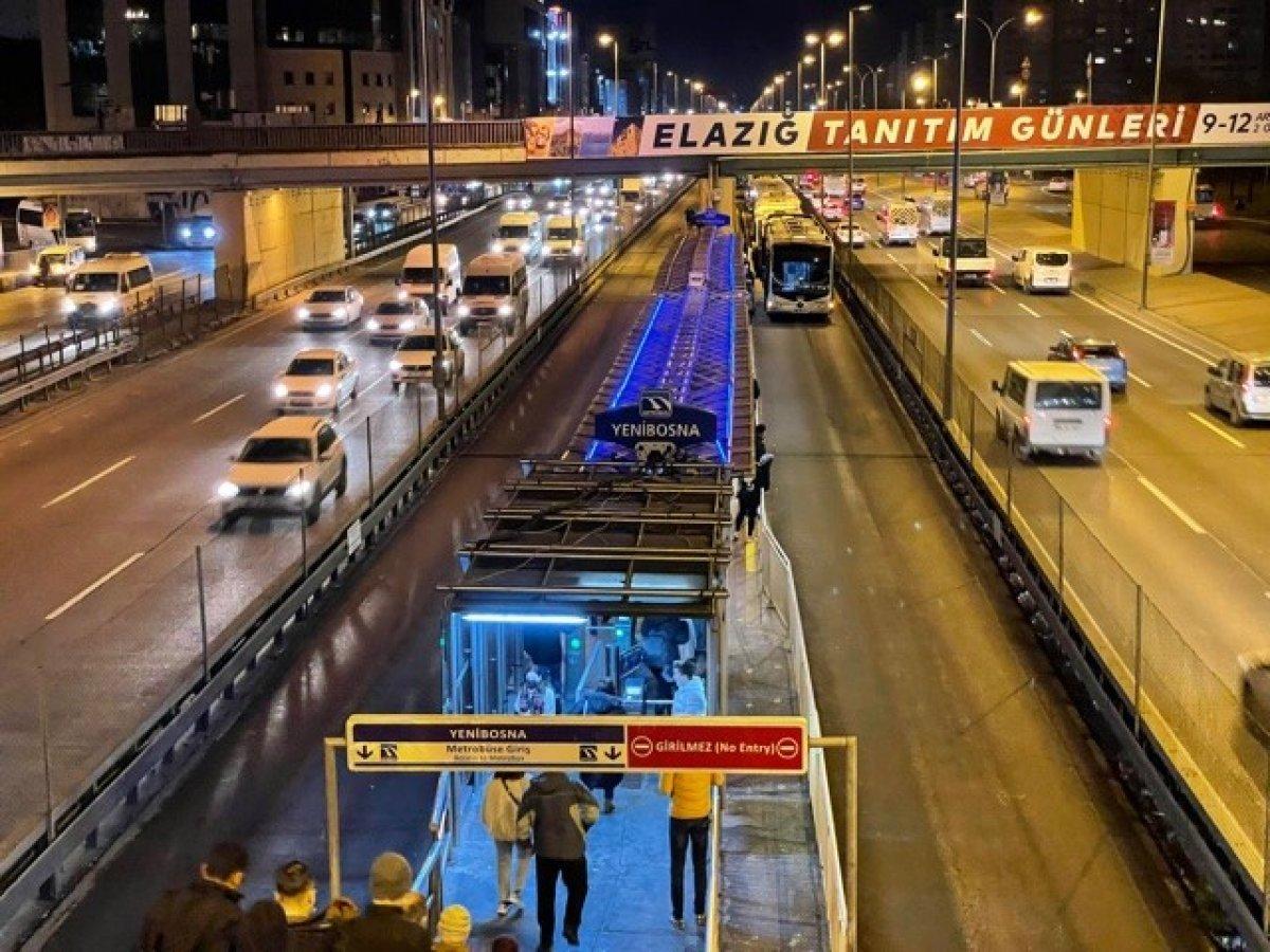 İstanbul'daki metrobüs durağında kuyruklar oluştu