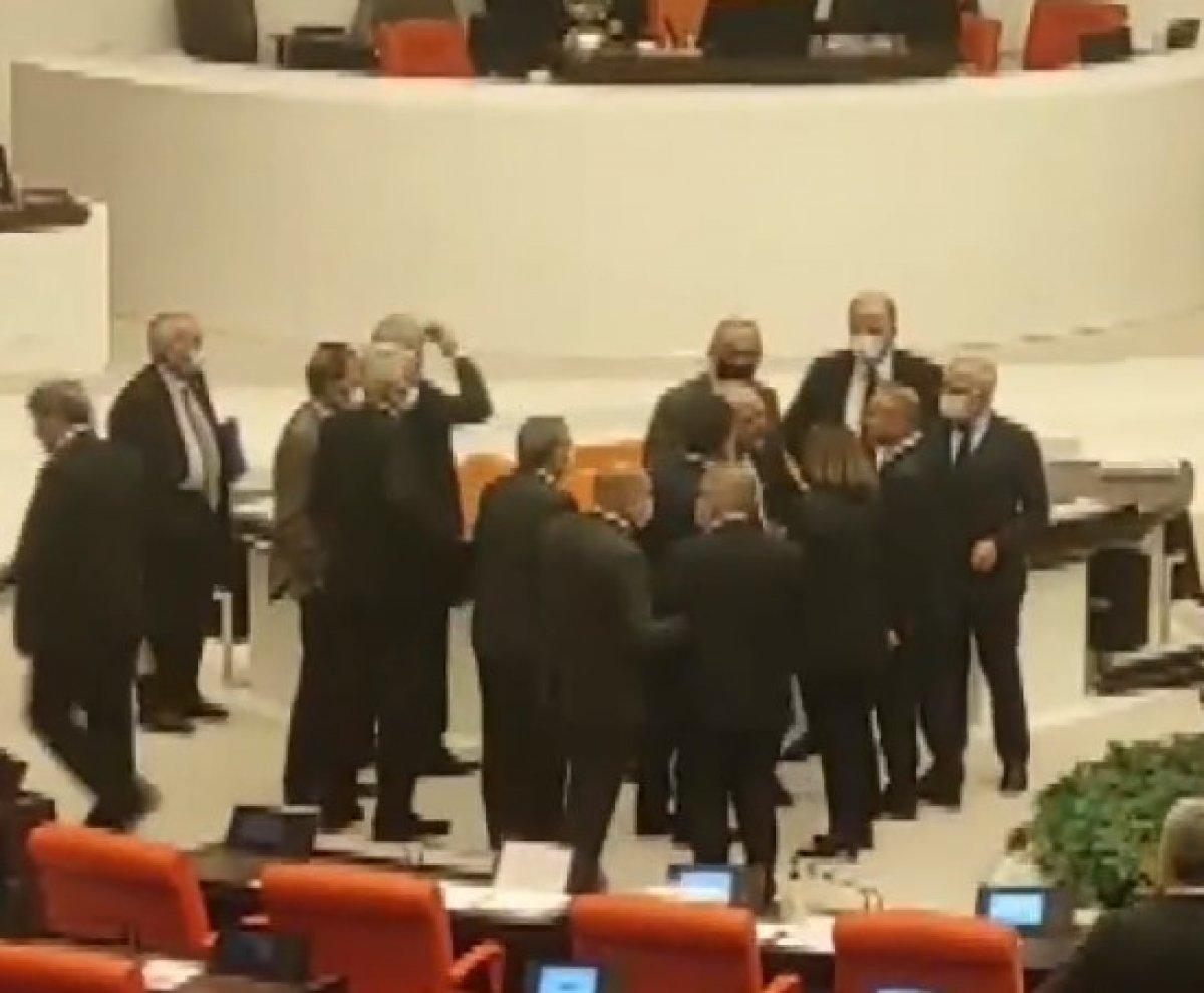 Meclis'te el hareketi ve küfür gerginliği