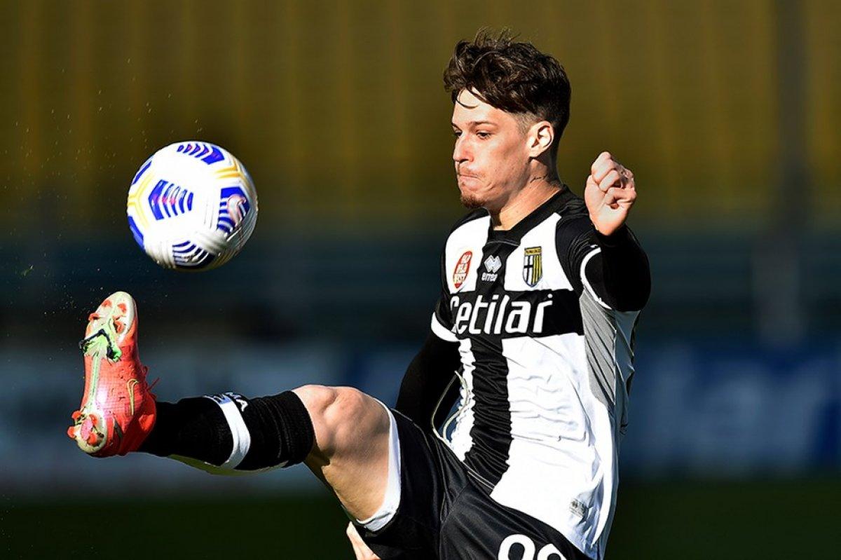 Dennis Man'ın menajeri: Oyuncumuz Parma'da mutlu