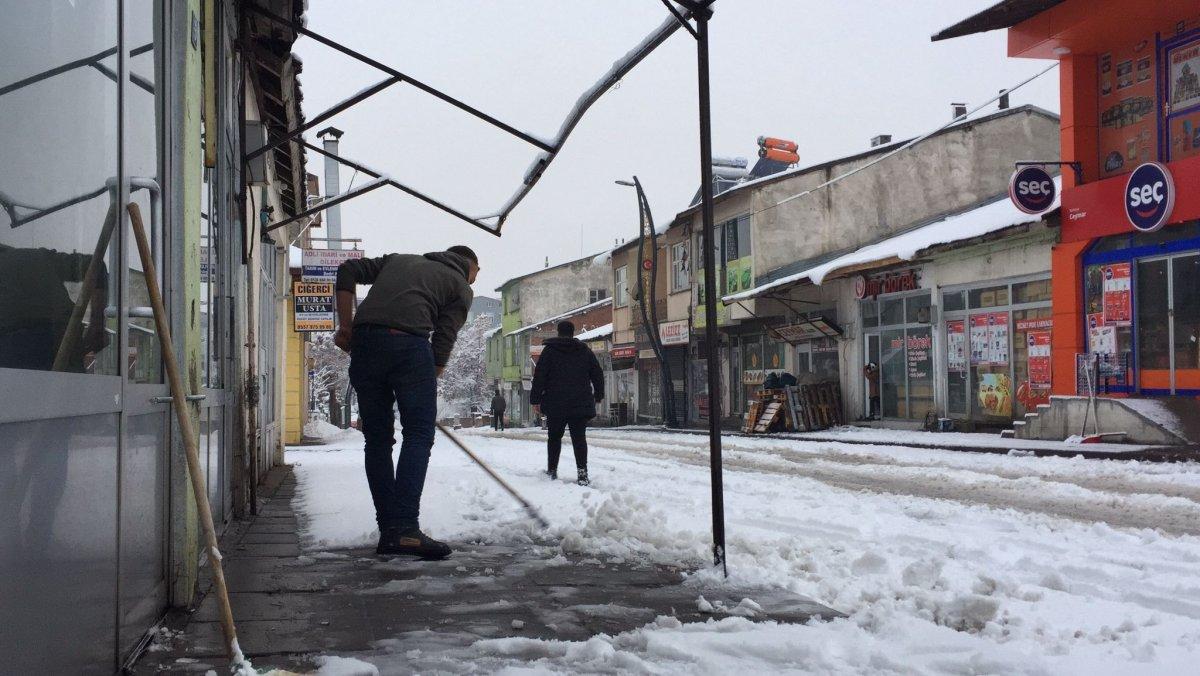 Karlıova'da kar, ilçeyi beyaza bürüdü